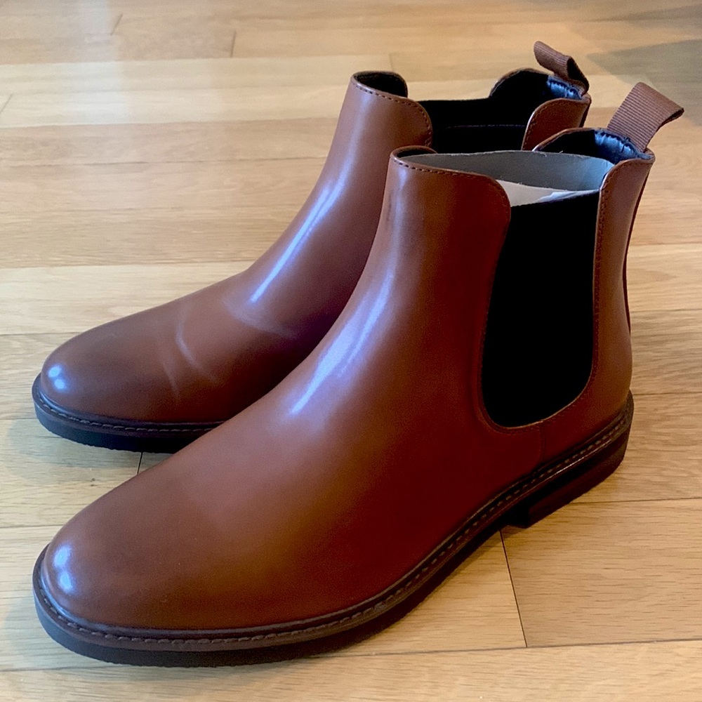 UNLISTED by Kenneth Cole Peyton Chelsea boot in cognac. Size 8.5 medium. New.